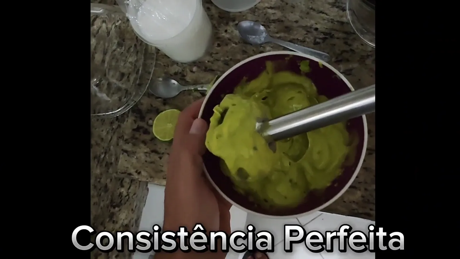Haste de inox do mixer misturando creme de abacate cremoso