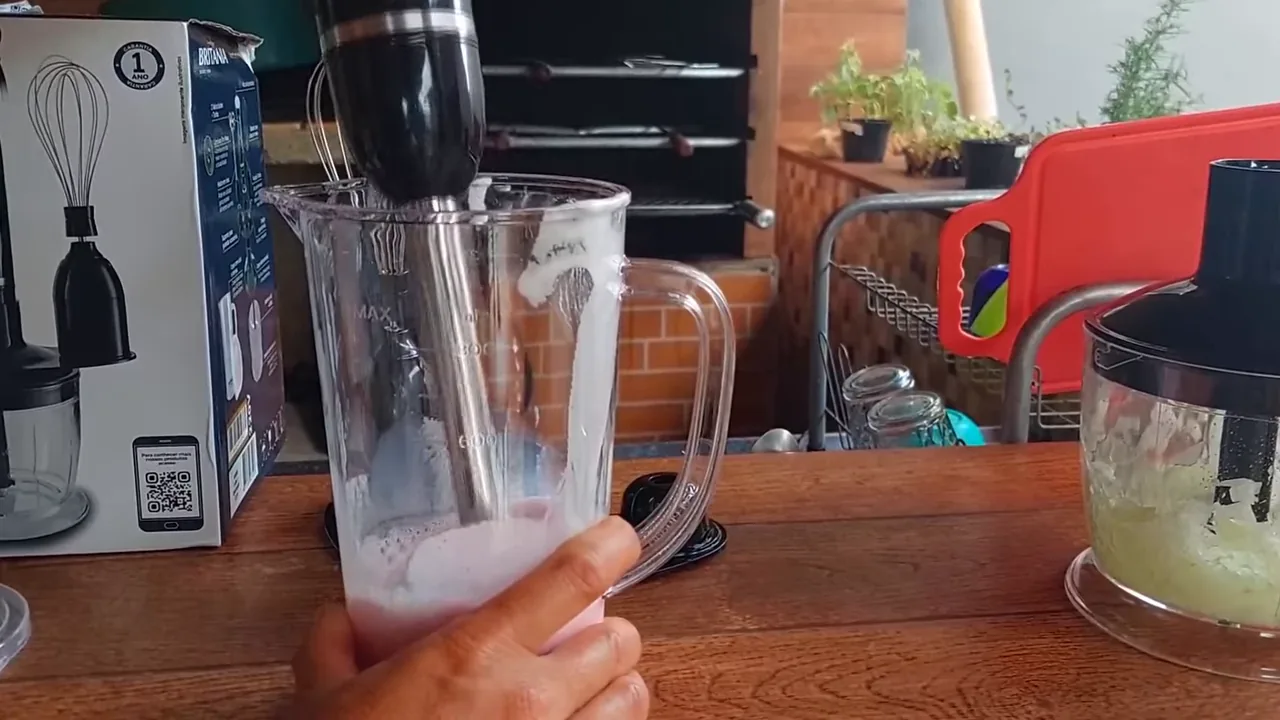 Mixer misturando sorvete no preparo de milkshake cremoso