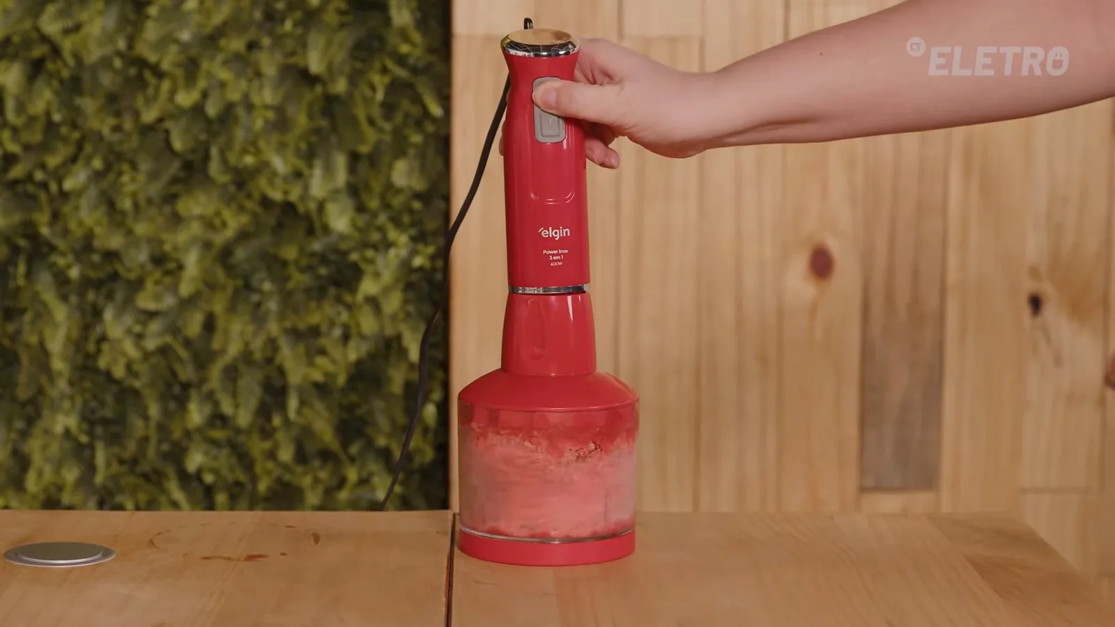 Mixer Elgin triturando morangos com o acessório miniprocessador em funcionamento