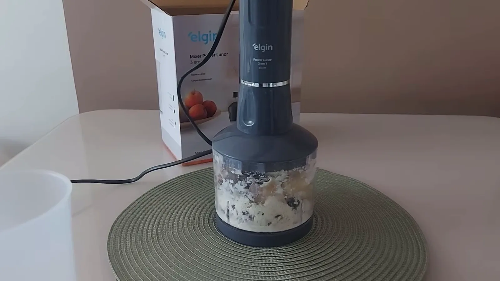 Mixer triturando pedaços de banana no recipiente compacto