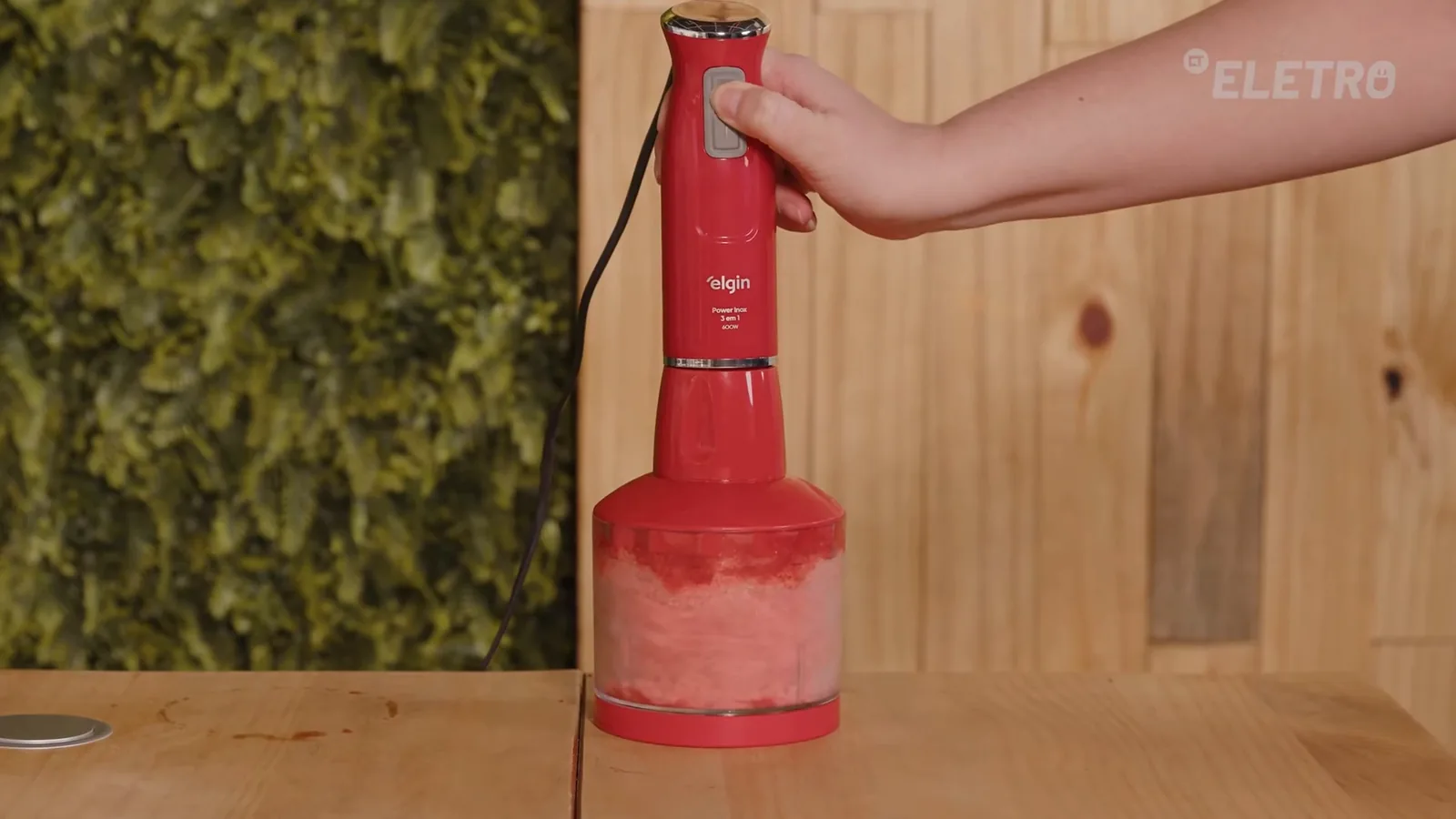 Acessório miniprocessador do mixer Elgin triturando ingredientes de forma homogênea