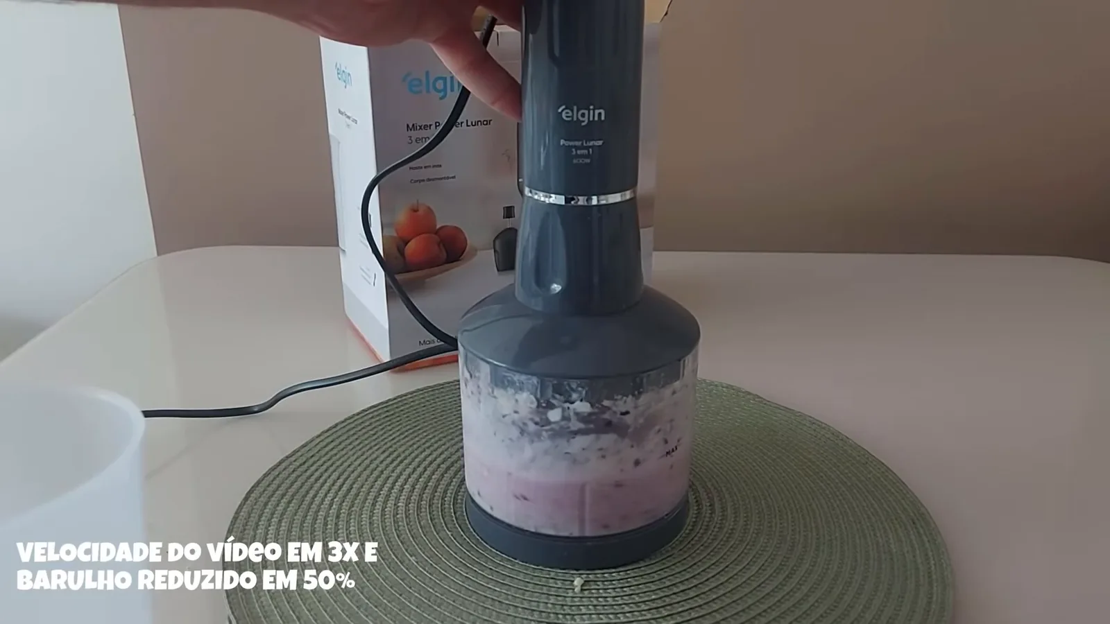 Mixer de 600W preparando creme de frutas no processador