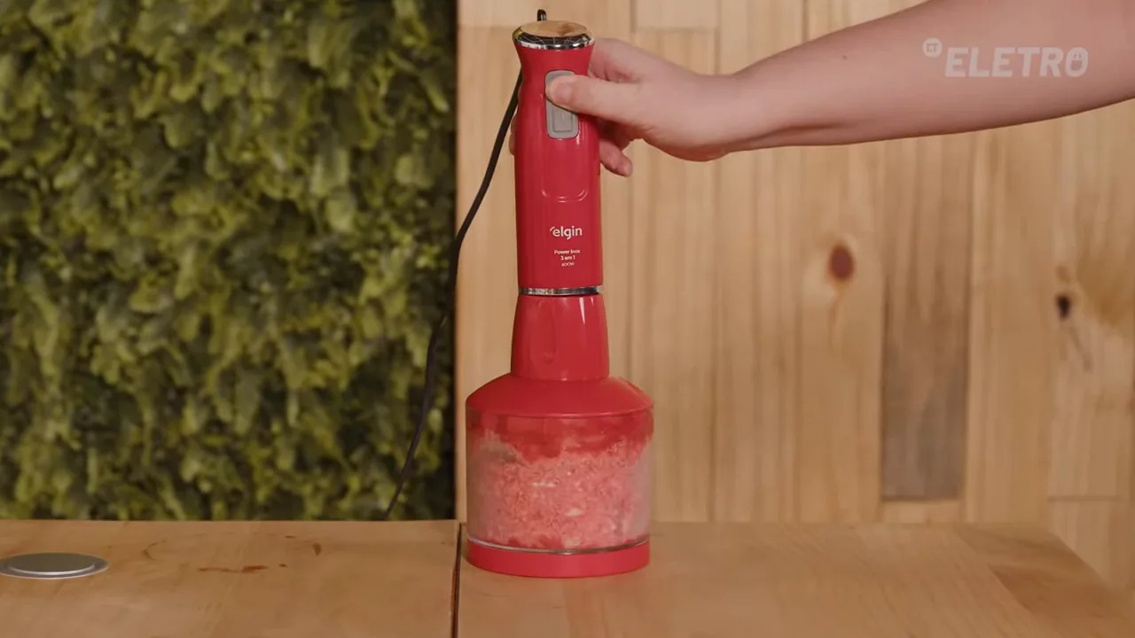 Mixer Elgin triturando alimentos rapidamente com acessório miniprocessador compacto acionado
