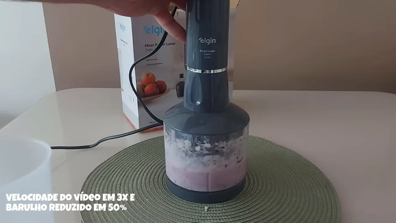 Mixer Elgin triturando frutas congeladas no copo do processador