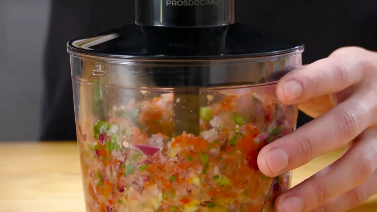 Miniprocessador do mixer WAP picando legumes e temperos rapidamente