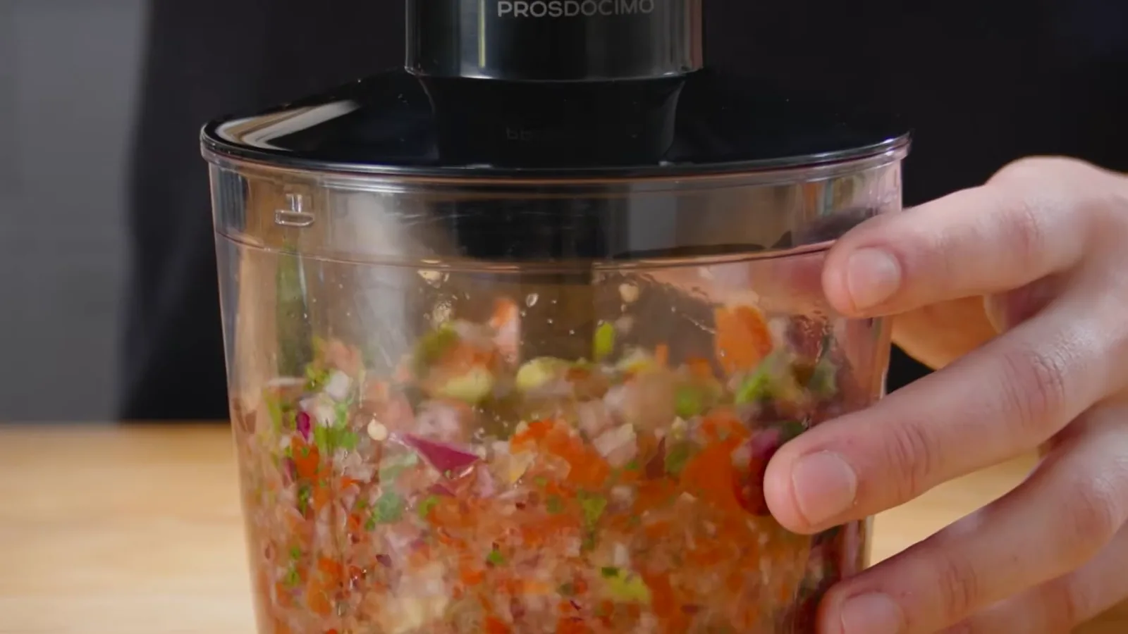 Miniprocessador acoplado ao mixer triturando vegetais para vinagrete