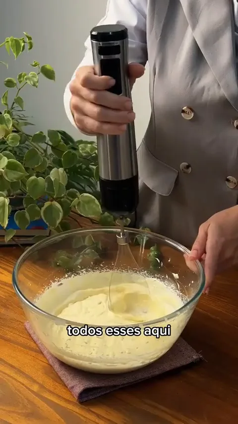 Mixer WAP com batedor fouet preparando creme em tigela