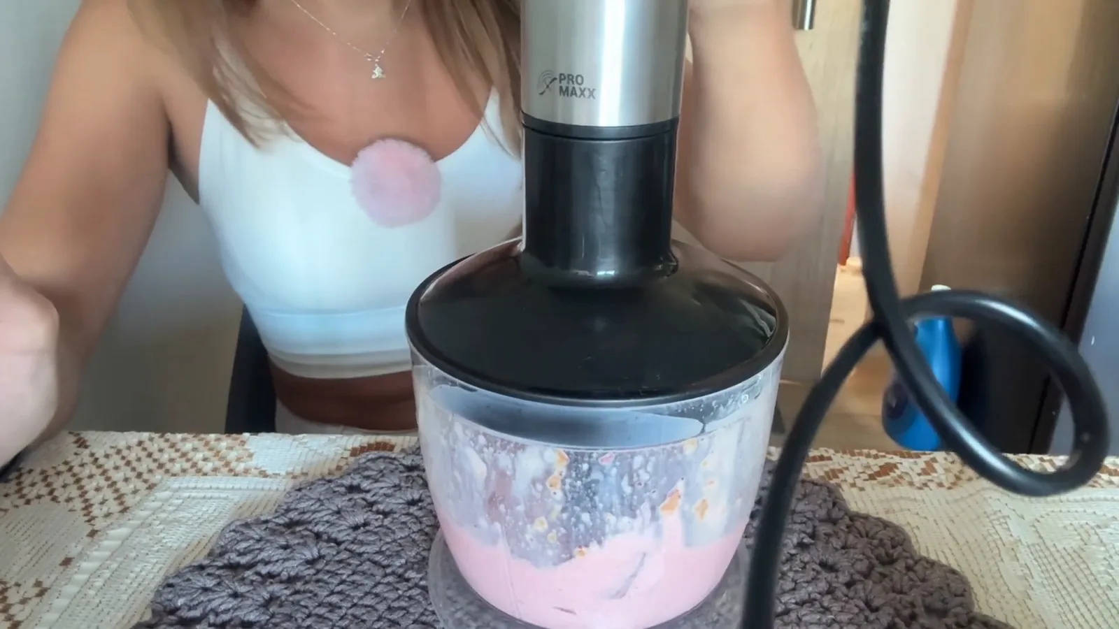 Mixer Philco Pro Maxx triturando morangos no recipiente miniprocessador
