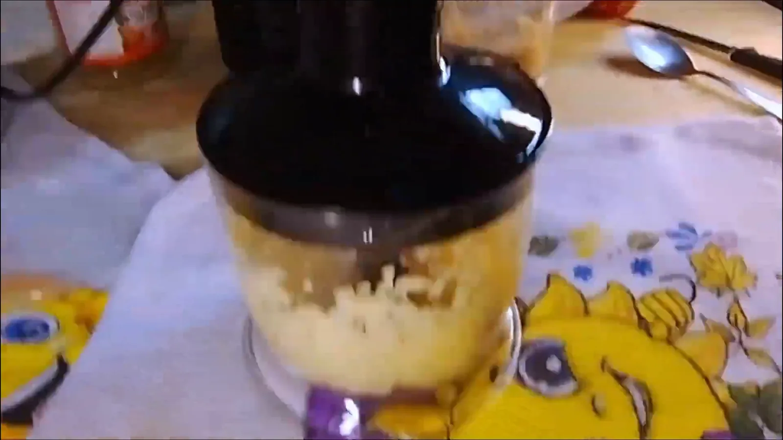 Mixer Philco triturando dentes de alho no miniprocessador