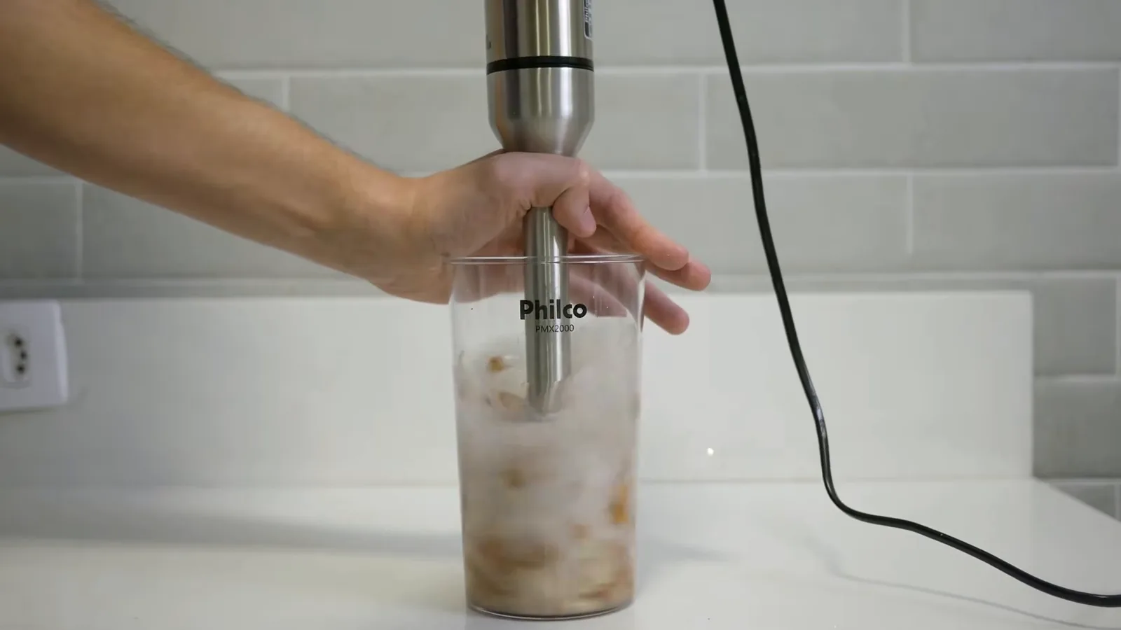 Mixer Philco triturando amendoim com água dentro do copo medidor