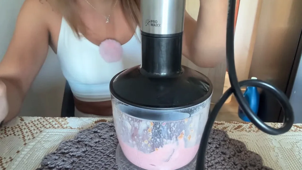 Mixer Philco triturando frutas congeladas no recipiente miniprocessador