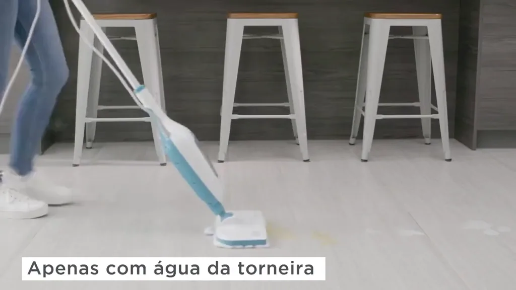 Mop a vapor limpando o piso da cozinha sem produtos químicos