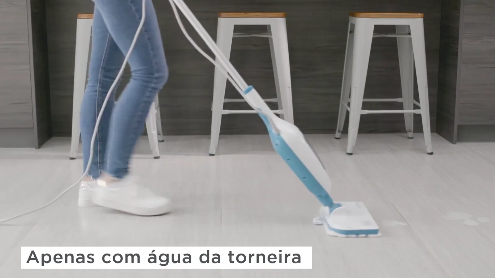 Vaporizador vertical deslizando suavemente para higienizar o chão da cozinha
