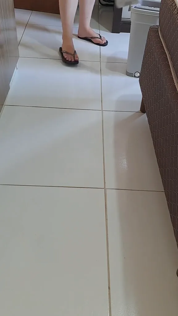 Mop plano deslizando sobre piso cerâmico durante a limpeza