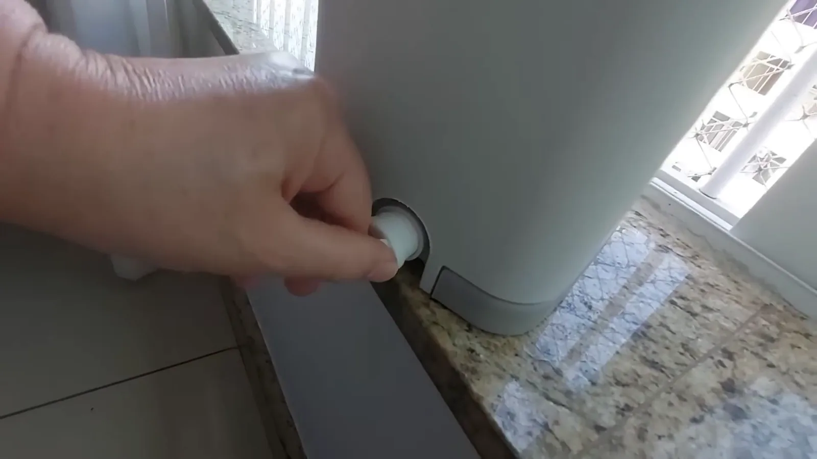 Dreno inferior do balde aberto para escoamento da água suja