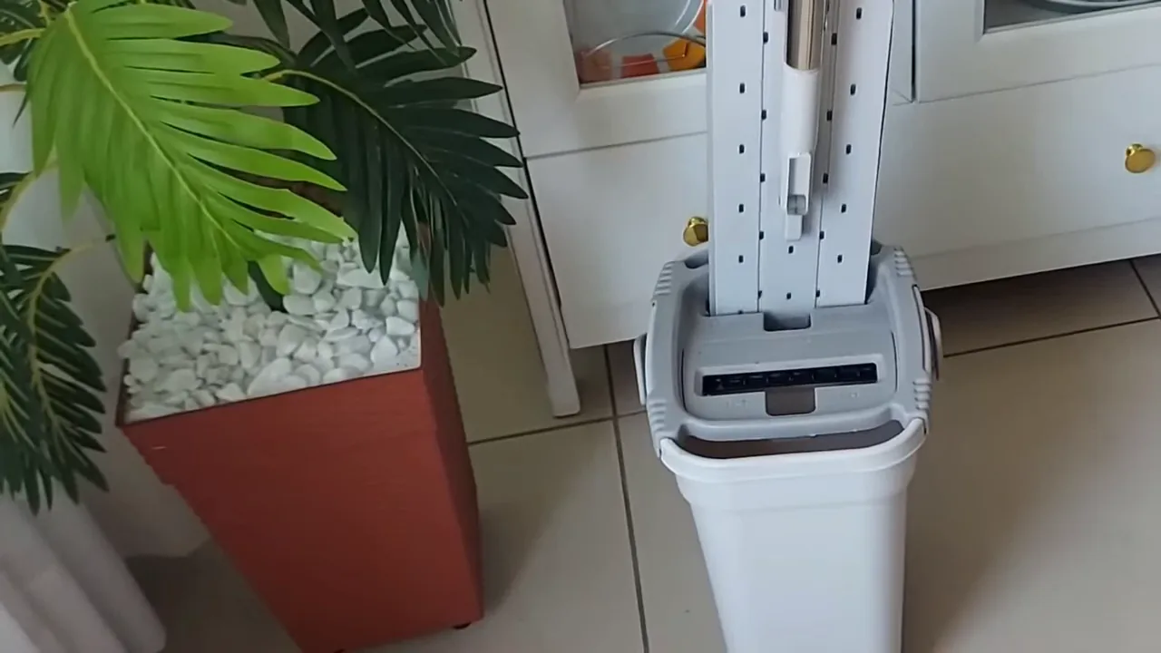 Base do mop deslizando no balde para lavagem e secagem