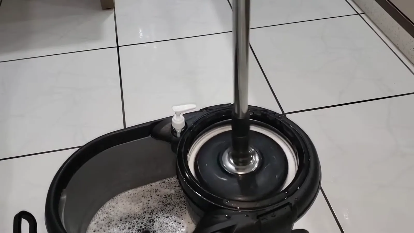 Cesto de inox em alta rotação centrifugando o refil de microfibra