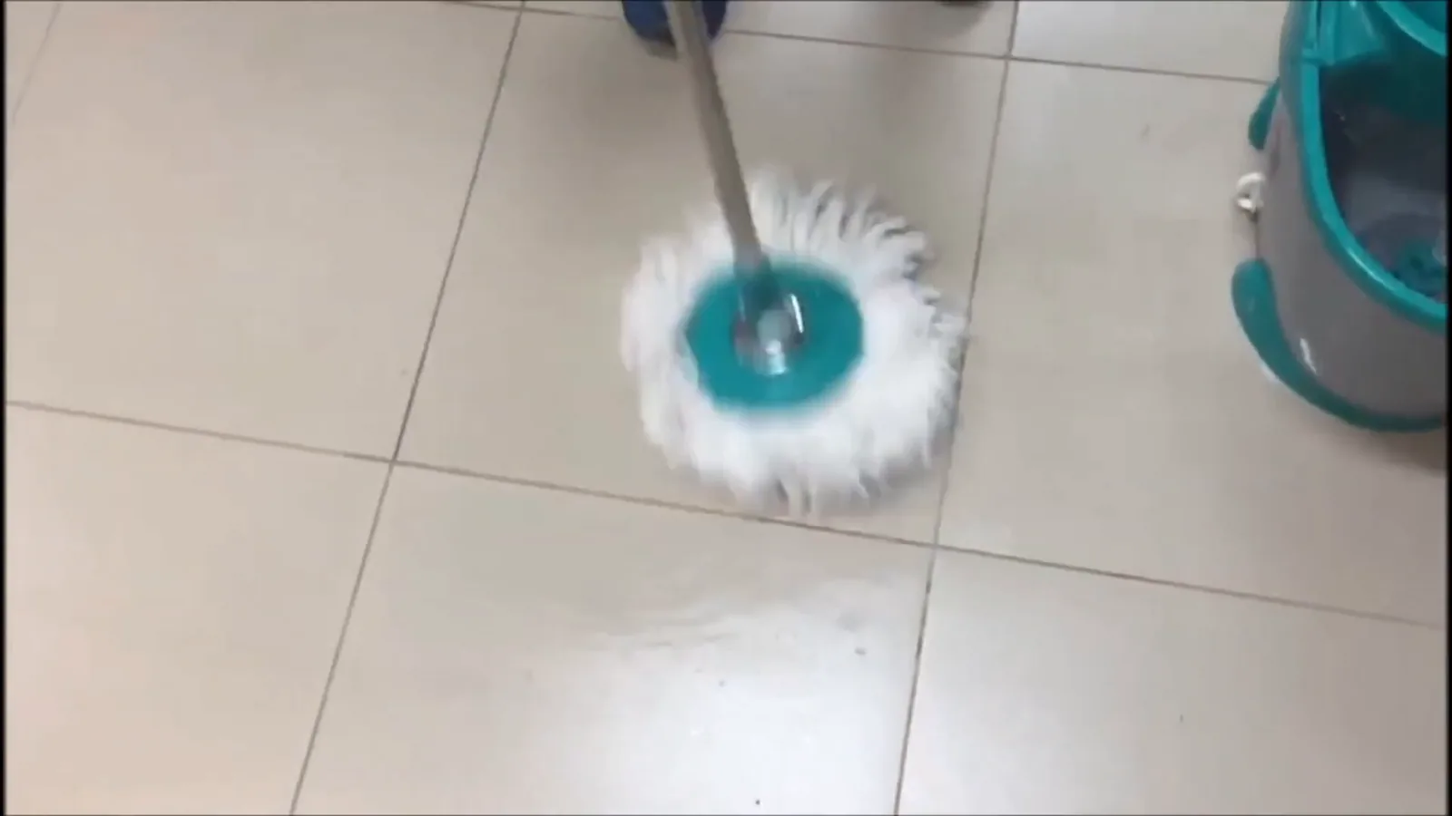 Mop de microfibra absorvendo a água no piso de cerâmica