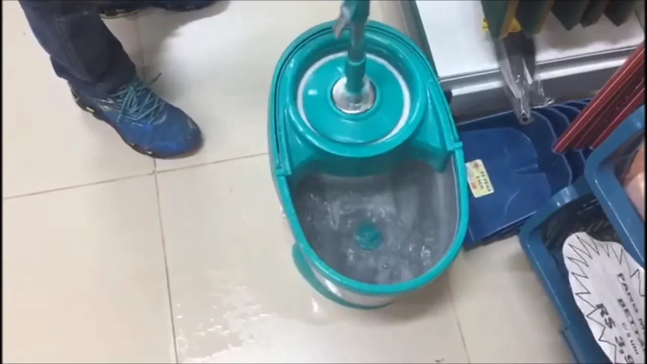 Sistema giratório do balde lavando o refil de microfibra