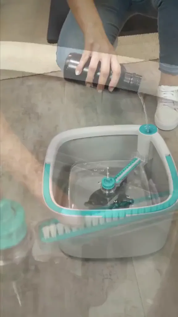 Abastecimento de água limpa no compartimento interno do balde