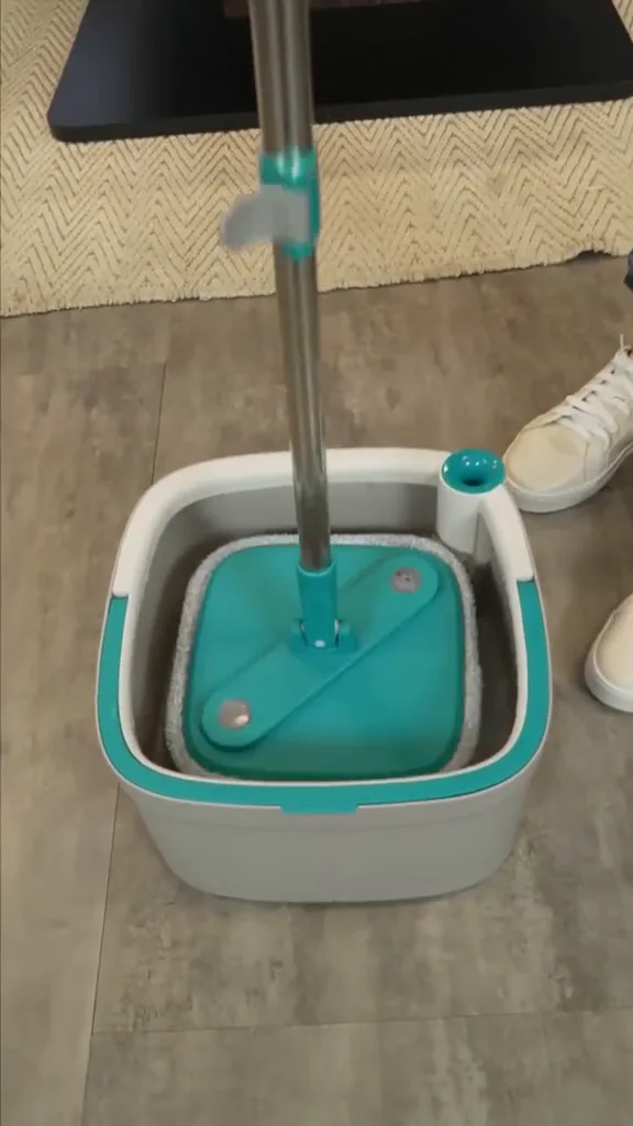 Centrifugação do mop com cabo acionado dentro do balde