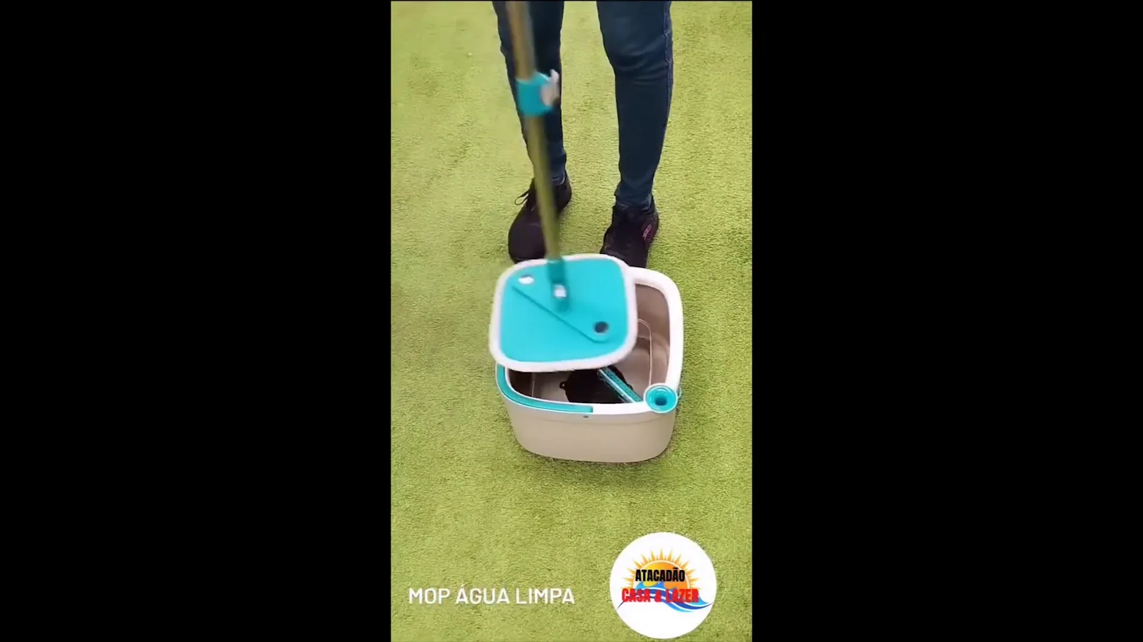 Mop giratório centrifugando no balde com separação de água