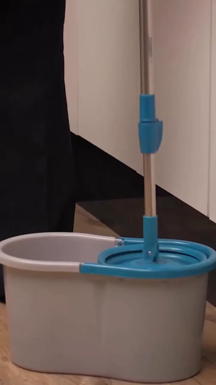 Centrifugação do mop no cesto giratório para retirar o excesso