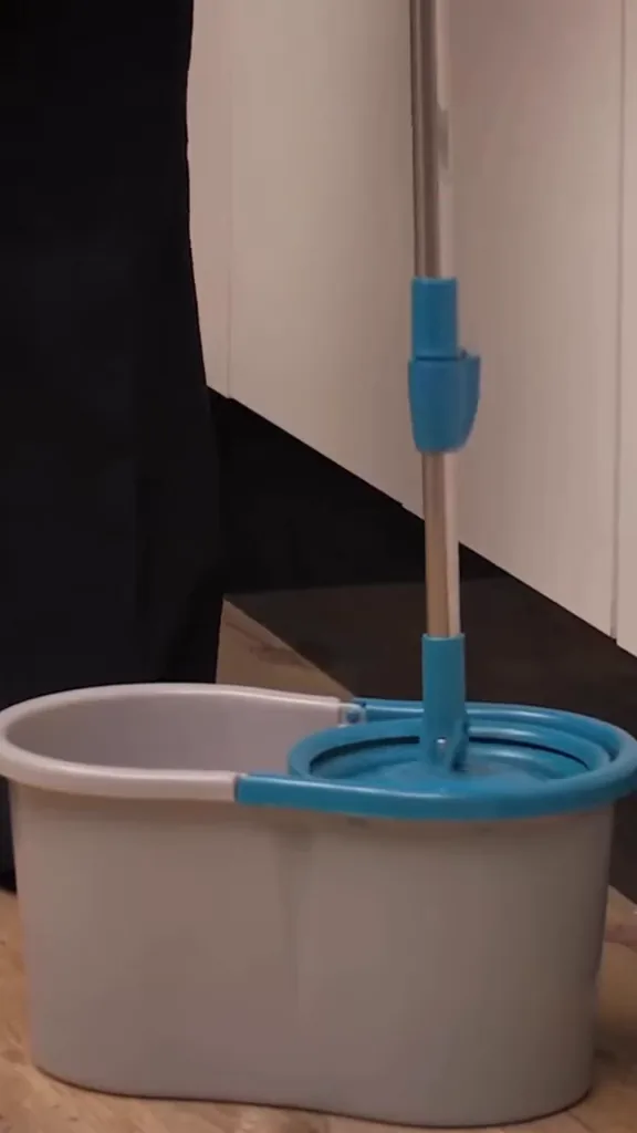 Centrifugação do mop no cesto giratório para secar as cerdas