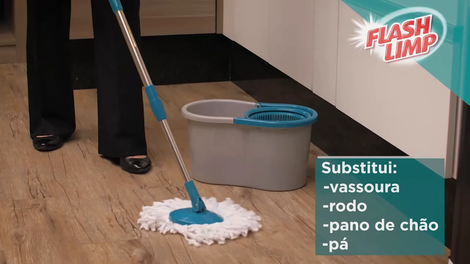 Mop giratório Flash Limp limpando piso com balde compacto ao lado