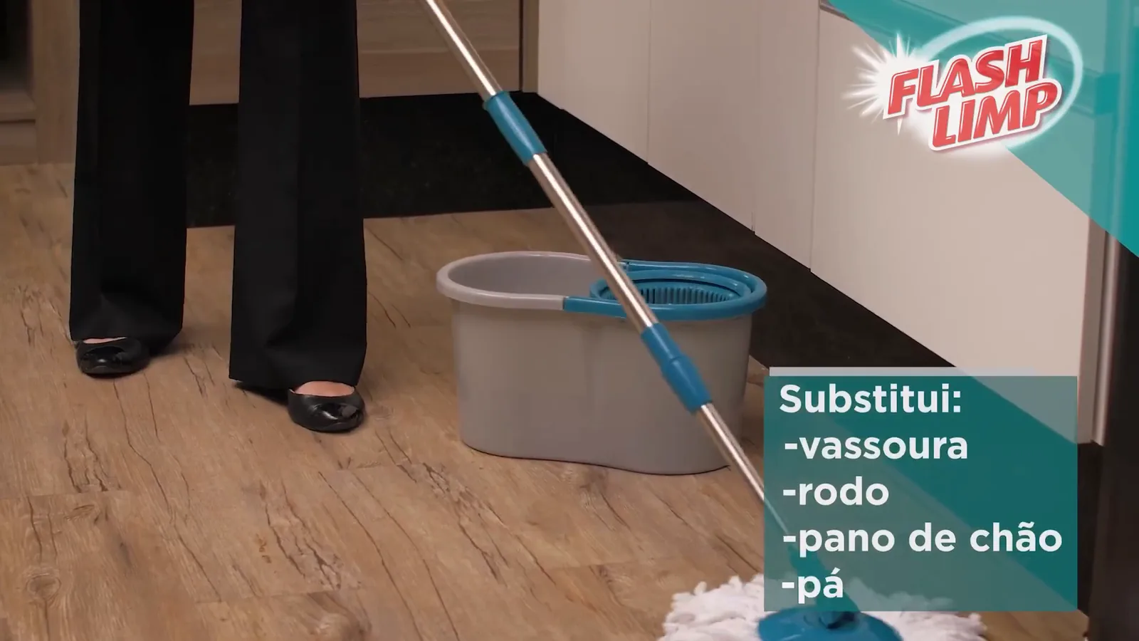 Mop giratório limpando piso com balde compacto ao lado