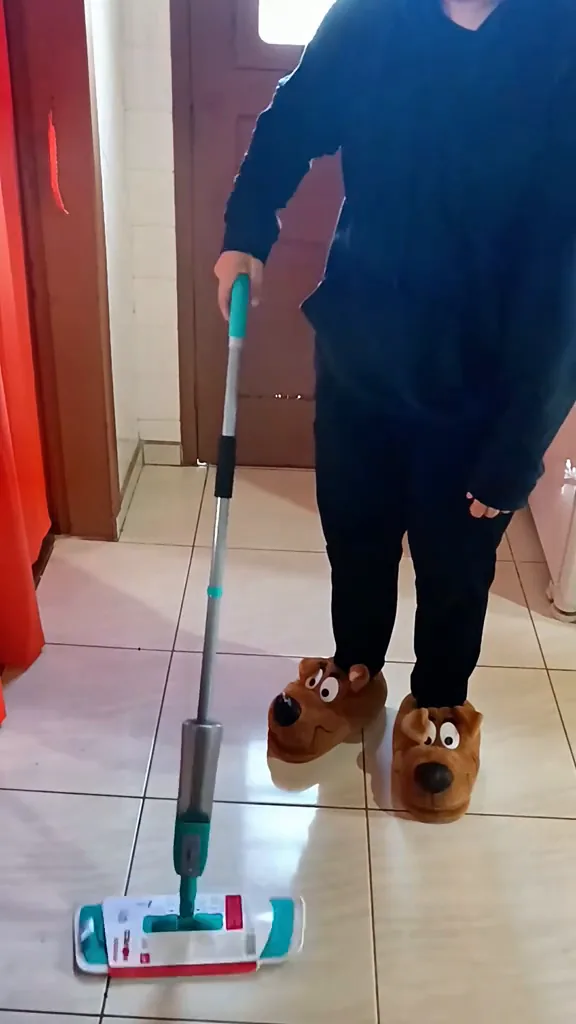 Passando o mop spray de microfibra diretamente no chão