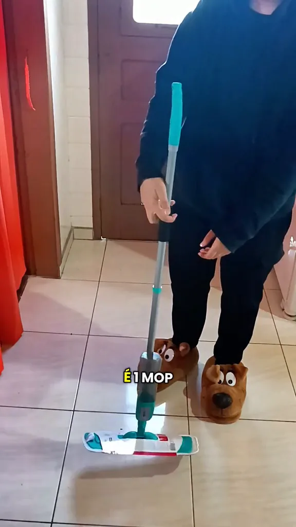 Mop spray Noviça Fit apoiado sobre o piso cerâmico