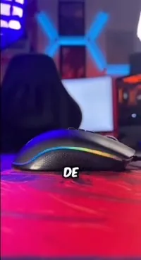 Mouse gamer segurado na mão destacando ergonomia e pegada palm