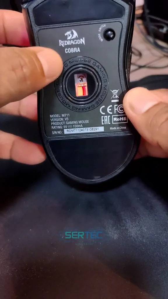Base do mouse Redragon Cobra M711 V3 com sensor óptico ligado