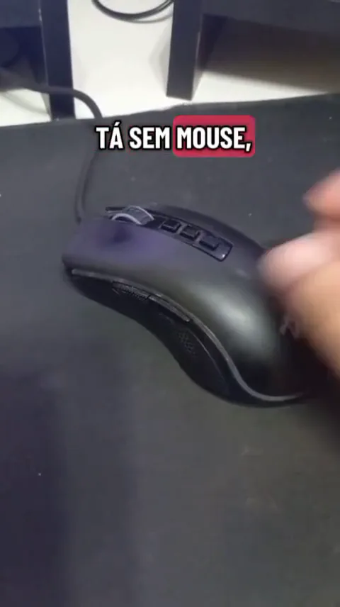Mouse gamer Redragon Cobra M711 empunhado sobre mousepad durante uso