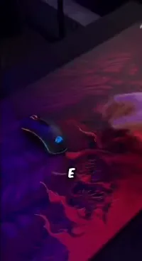 Mouse gamer deslizando no mousepad durante teste de precisão e rastreio