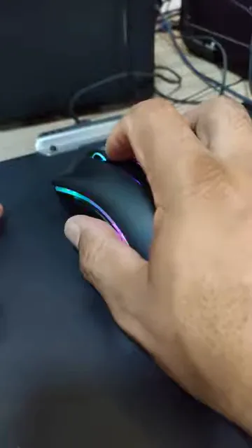Usuário testando o clique e formato ergonômico do mouse
