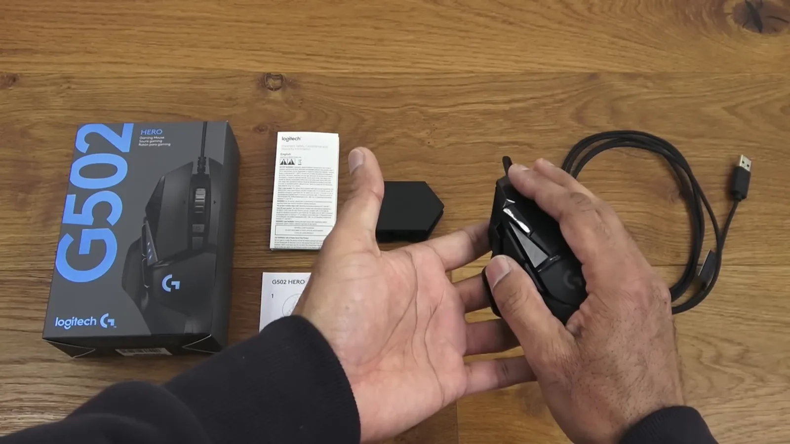 Pegada anatômica do mouse gamer sobre a mão direita