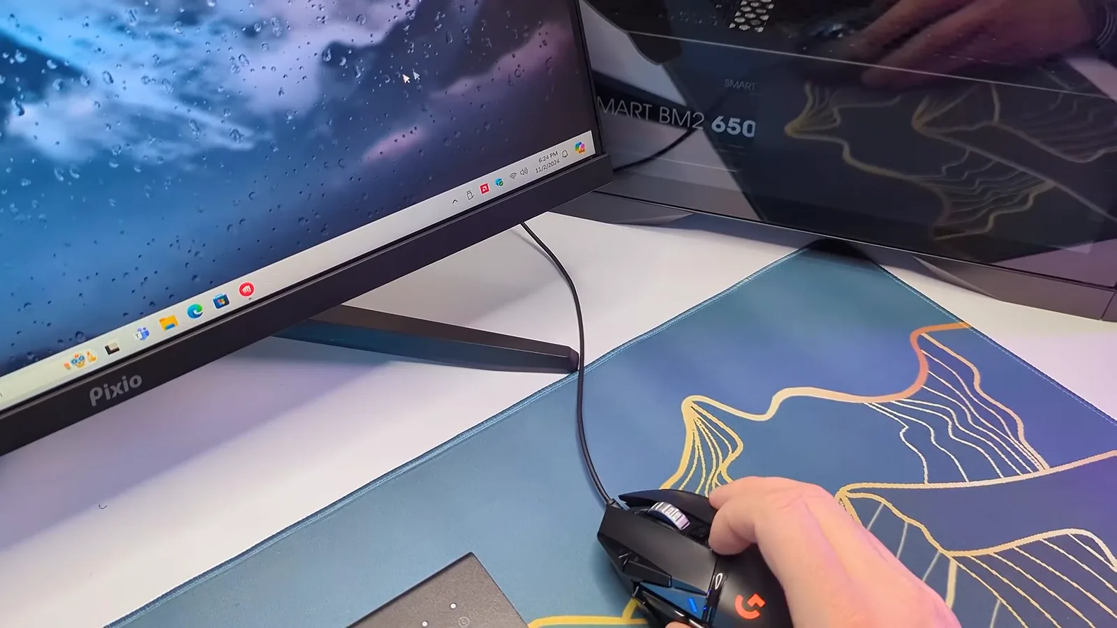 Mouse gamer Logitech G502 HERO manuseado sobre o mousepad