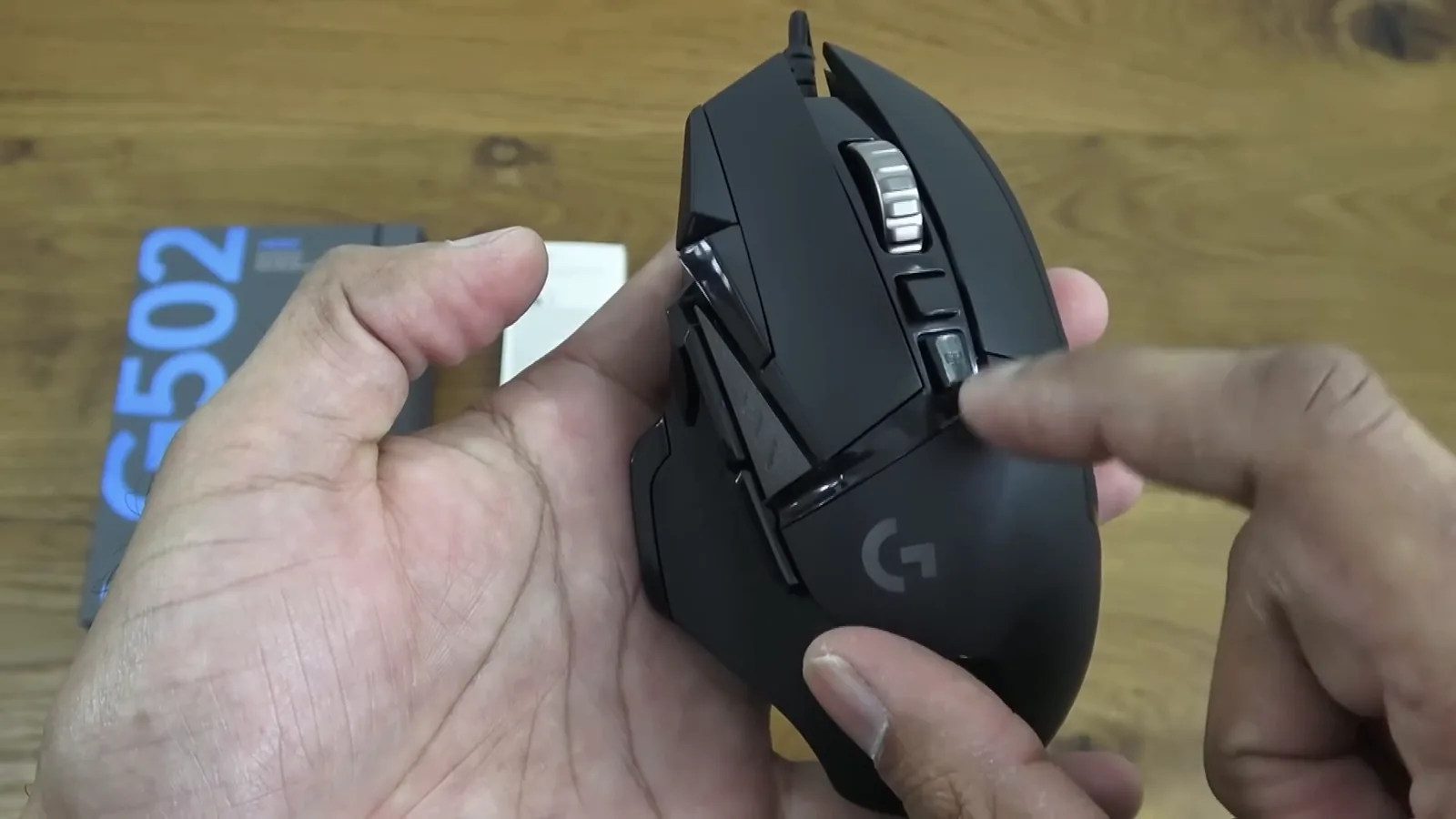 Demonstração dos botões superiores programáveis do mouse gamer