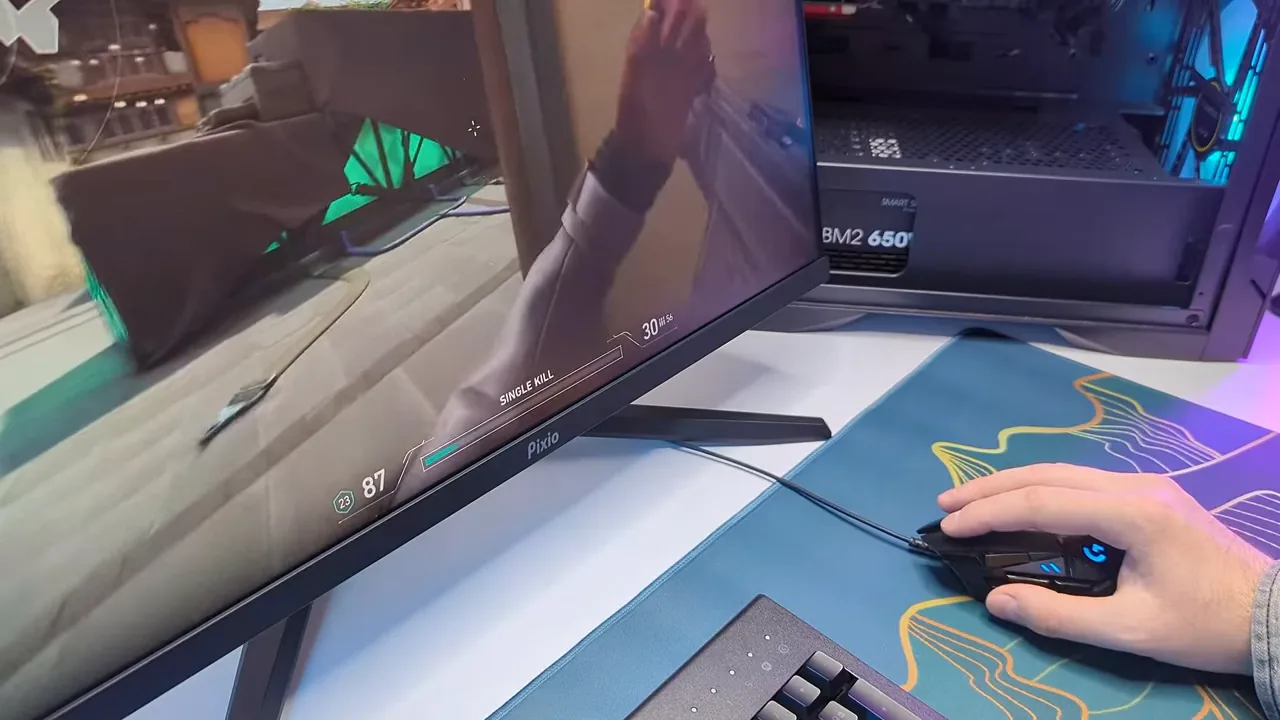Jogador movimentando o mouse gamer durante partida de jogo eletrônico