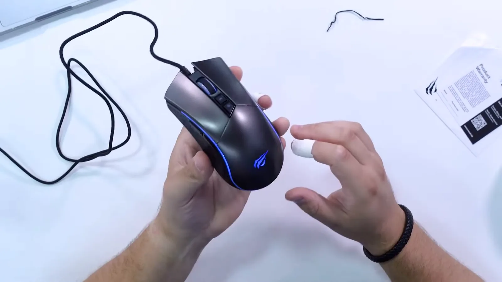 Mouse gamer Havit MS1001 com iluminação RGB ligada durante teste