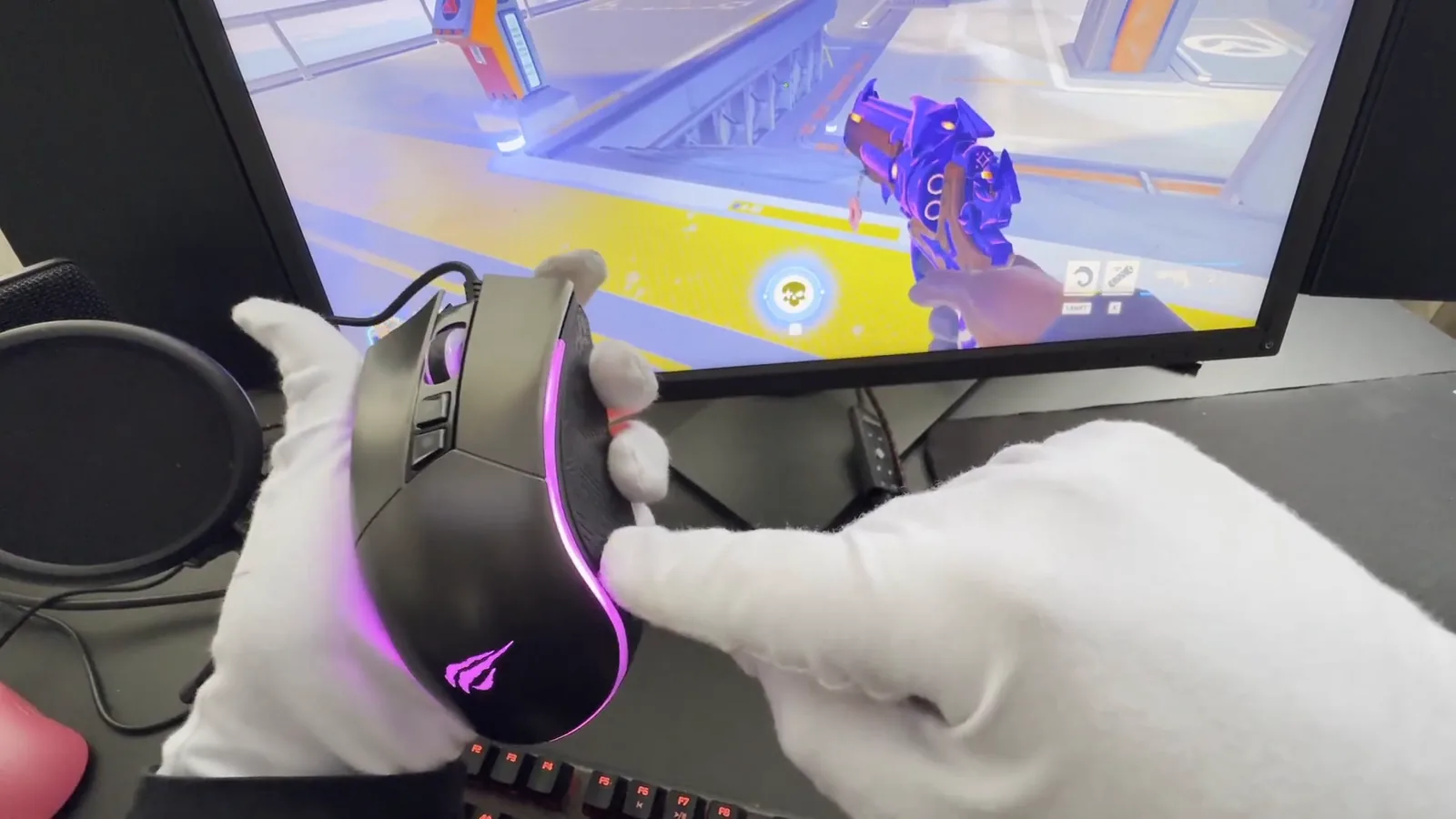 Mouse gamer Havit MS1001 com iluminação RGB acesa na mão