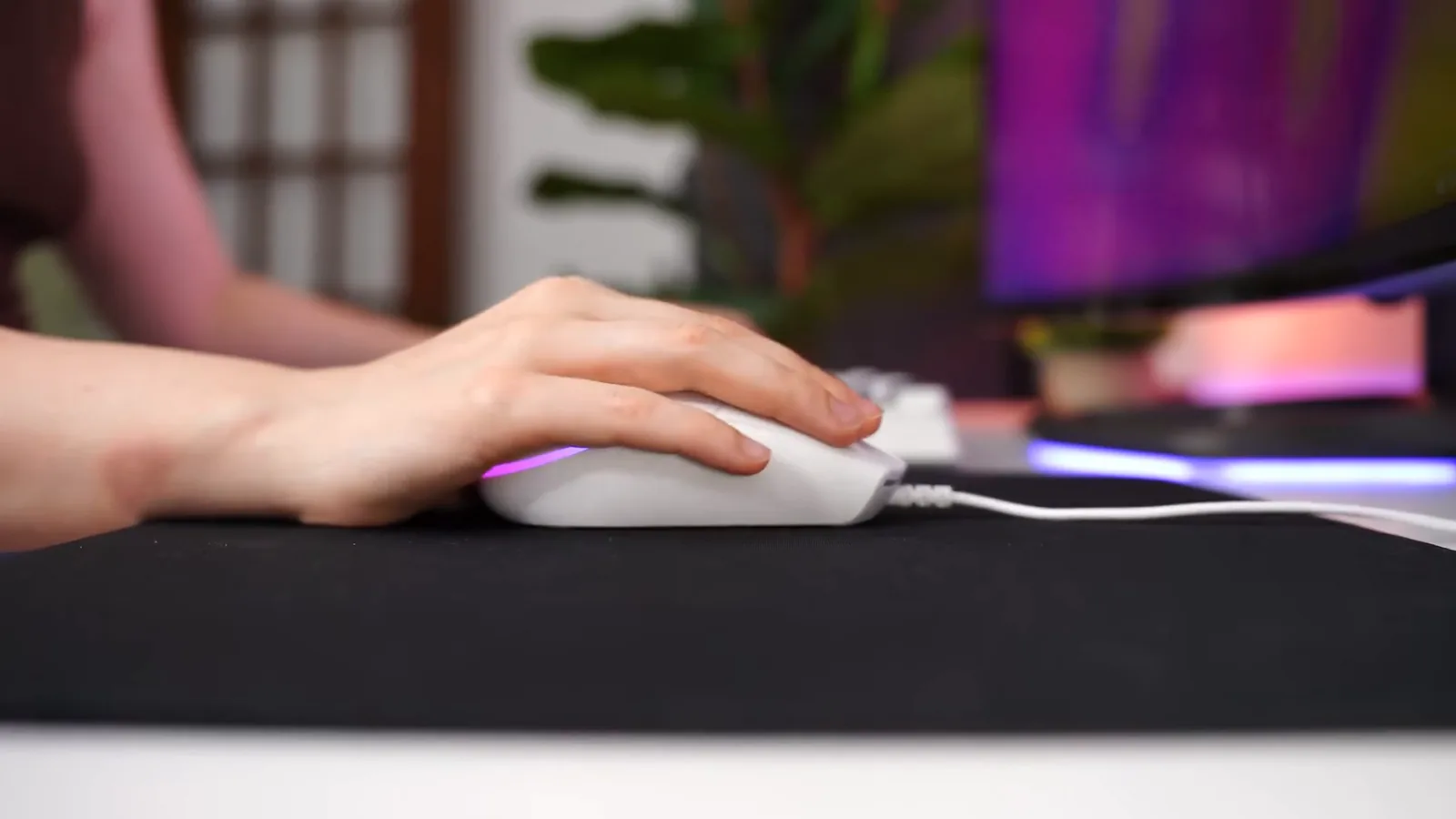 Usuário apoiando a mão sobre o mouse gamer no mousepad