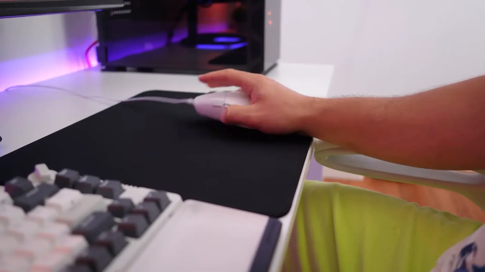 Ajuste da pegada da mão sobre o corpo compacto do mouse
