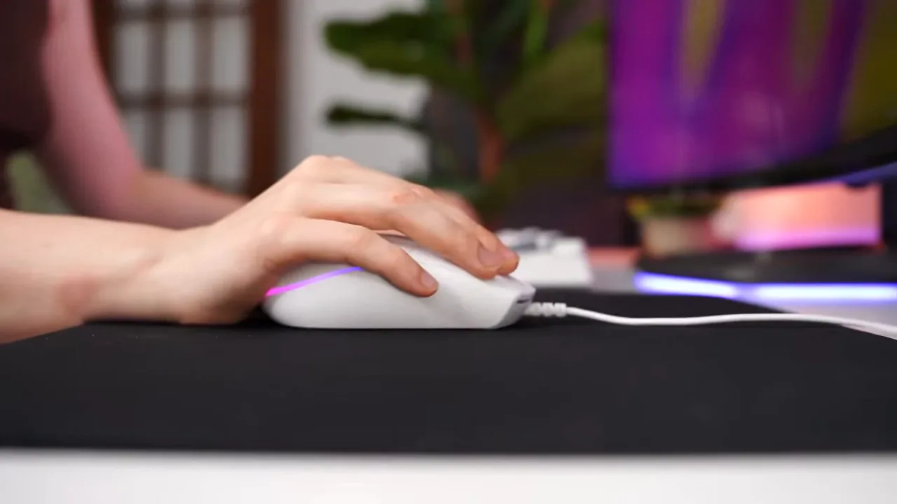 Deslize contínuo do mouse gamer sobre a superfície do mousepad