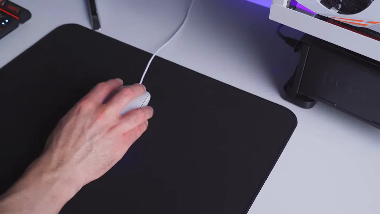 Deslize contínuo do mouse gamer sobre a superfície do mousepad