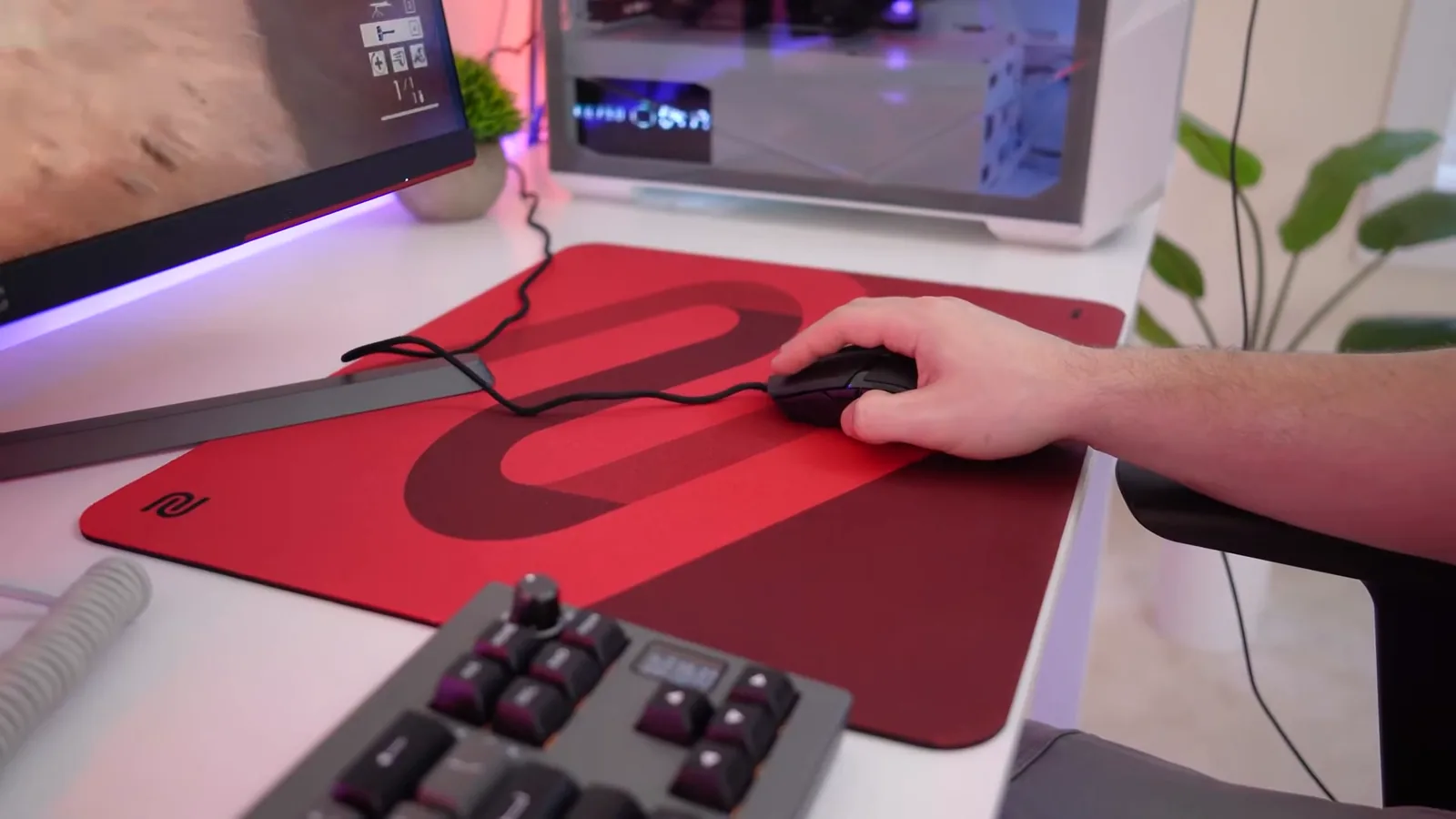 Mouse óptico Razer Cobra deslizando com precisão sobre o mousepad
