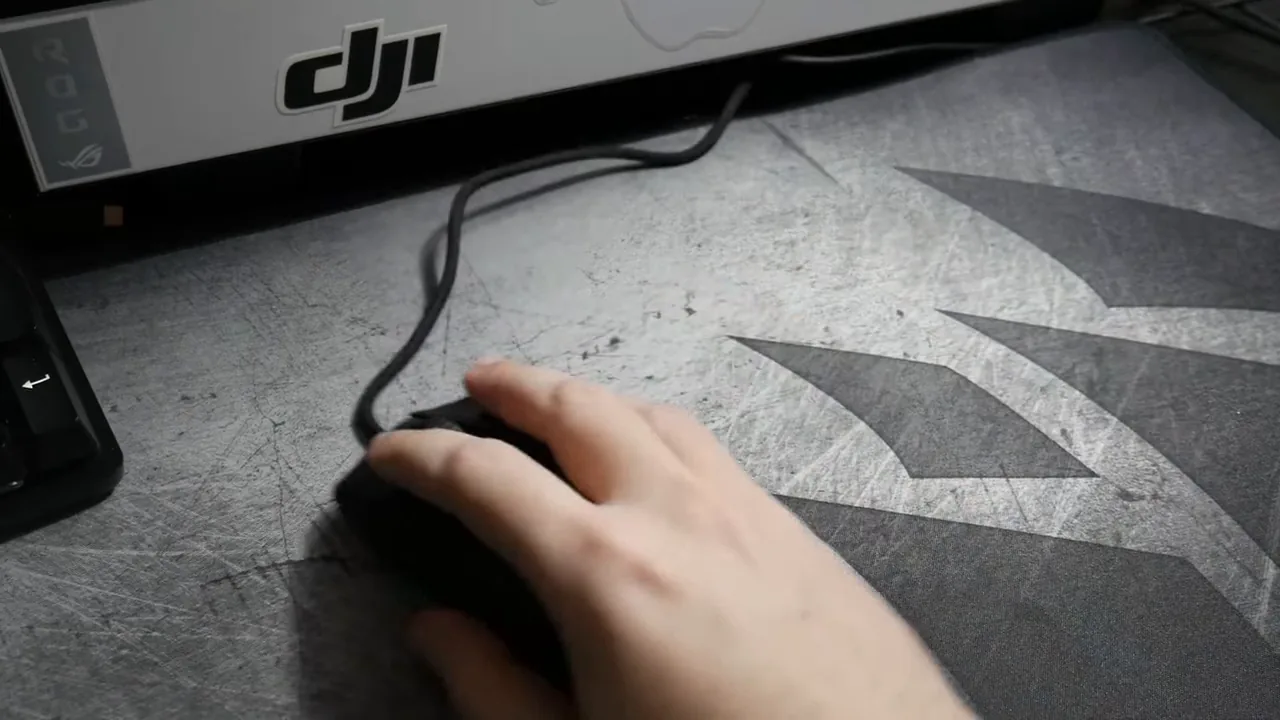 Movimentação rápida do mouse gamer sobre o mousepad sem resistência do cabo