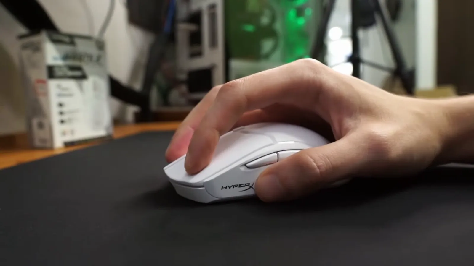 Pegada anatômica do mouse gamer sem fio sobre o mousepad
